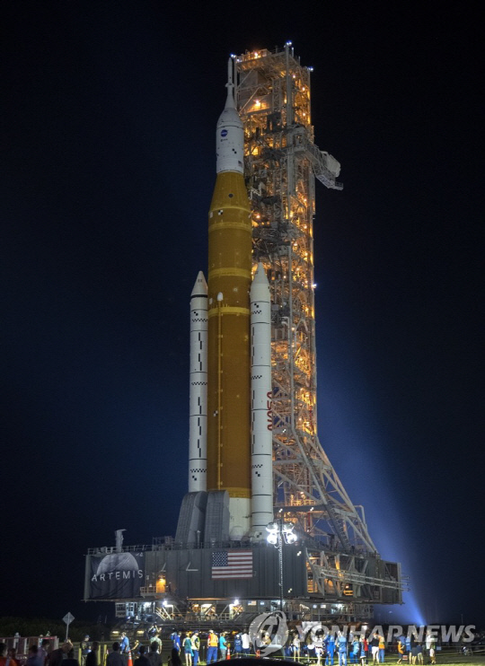 케네디우주센터 발사대로 옮겨지는 아르테미스 1<사진:연합뉴스>